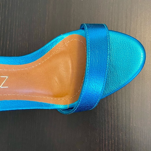 BNWOT Blue Metallic Sandal Heels - Picture 7 of 8